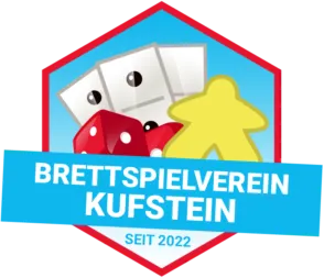 Das Logo des Brettspielverein Kufstein zeigt einen rechteckigen blauen Balken mit dem in weiß geschriebenen Text Brettspielverein Kufstein und darunter den Text seit 2022. Dahinter befindet sich ein rot umrandetes Sechseck mit einem gelben Meeple, zwei roten Würfeln und drei Dominosteinen.